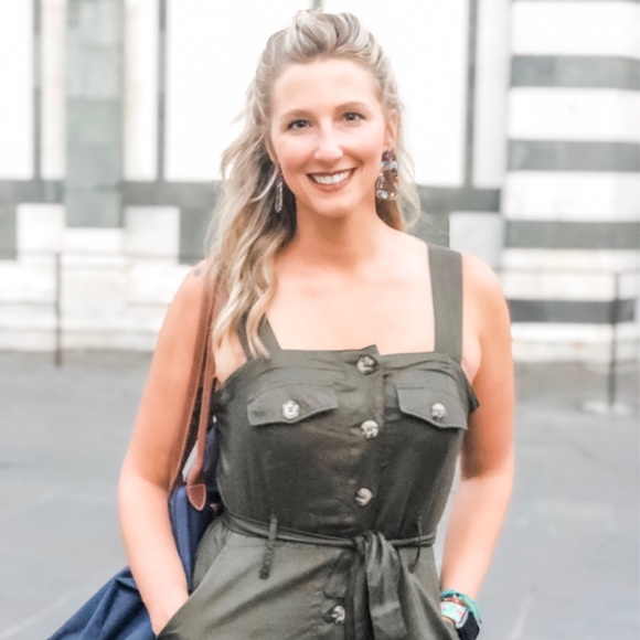 Meet your Posher, Alyssa - Picture 1 of 2